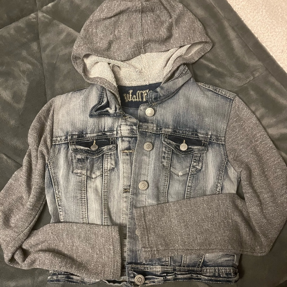 Cropped jean jacket with comfortable cloth sleeves and hood.